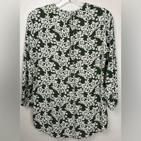 NEW Fun2Fun Green White Ditsy Floral Maley Pleated V-Neck Blouse Size‎ XS 0670 - Picture 5 of 9